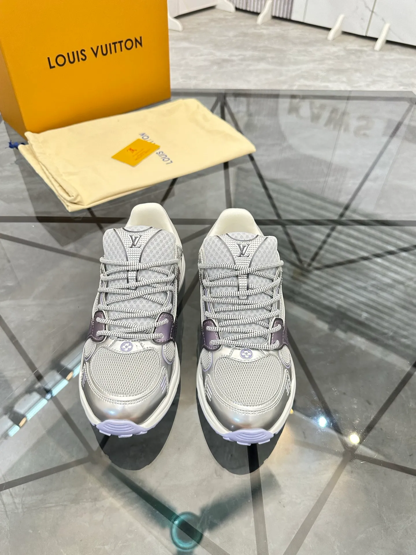 Men's shoes: 💰P660¥ Top quality Product trademark: LV* "Louis Vuitton*" low-top casual shoes Regular size: 35-44 (can be customized to 45.46) Couple style Product materials: Upper imported cowhide stitching original material, breathable lining, original outsole. Number: H218